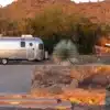 Airstream Frank Lloyd Wright Limited Edition Reiseanhänger geparkt vor dem Eingang von Taliesin West bei Sonnenuntergang