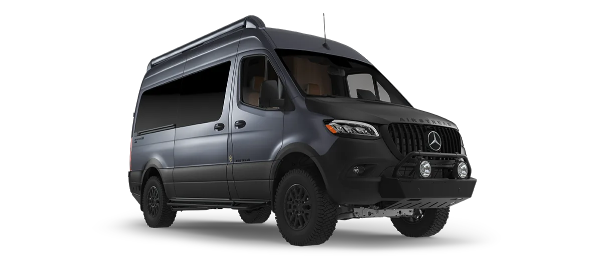 Airstream Interstate 19GTX Campervan auf Mercedes-Benz Sprinter-Basis in dunklem Metallic-Farbton, aufgenommen in seitlicher Frontansicht.