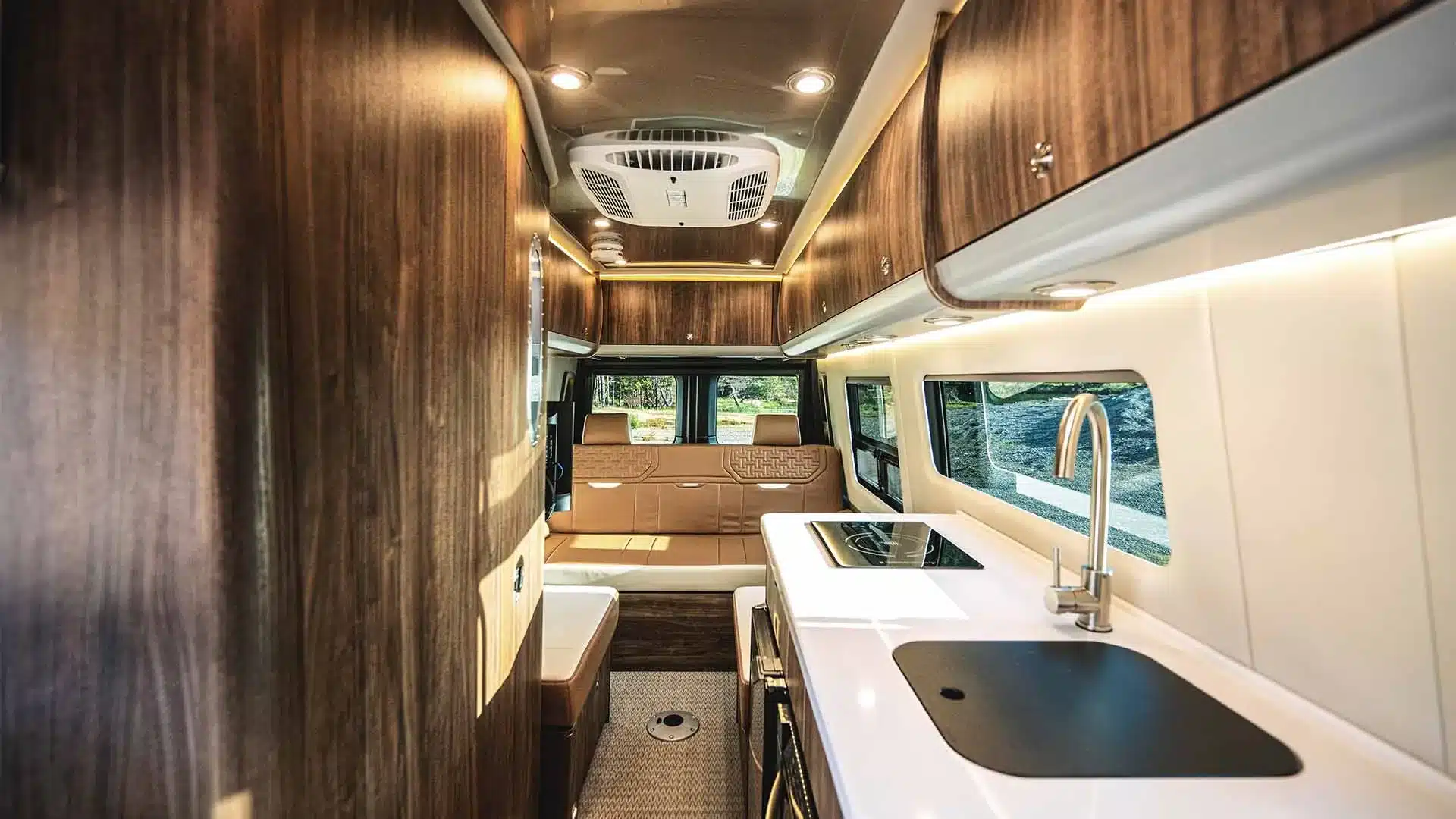 Blick in den luxuriösen Innenraum des Airstream Interstate 24GL mit moderner Küche und bequemen Sitzen.