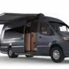 Airstream Interstate 24GT Reisevan mit geöffneter Seitenmarkise und Blick in den Innenraum
