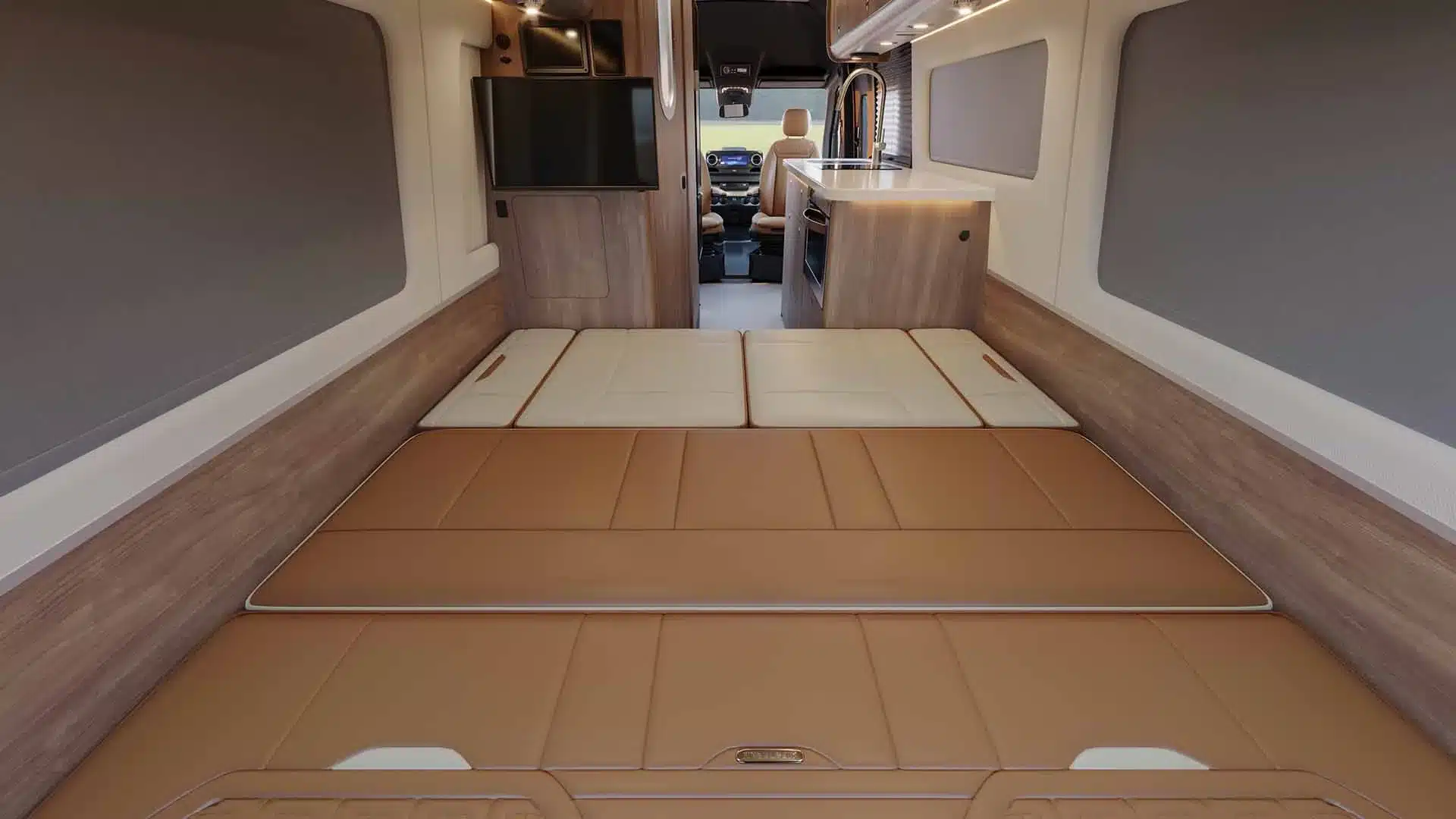 Innenraum mit Schlafbereich und moderner Ausstattung im Airstream Interstate 24GT Reisevan