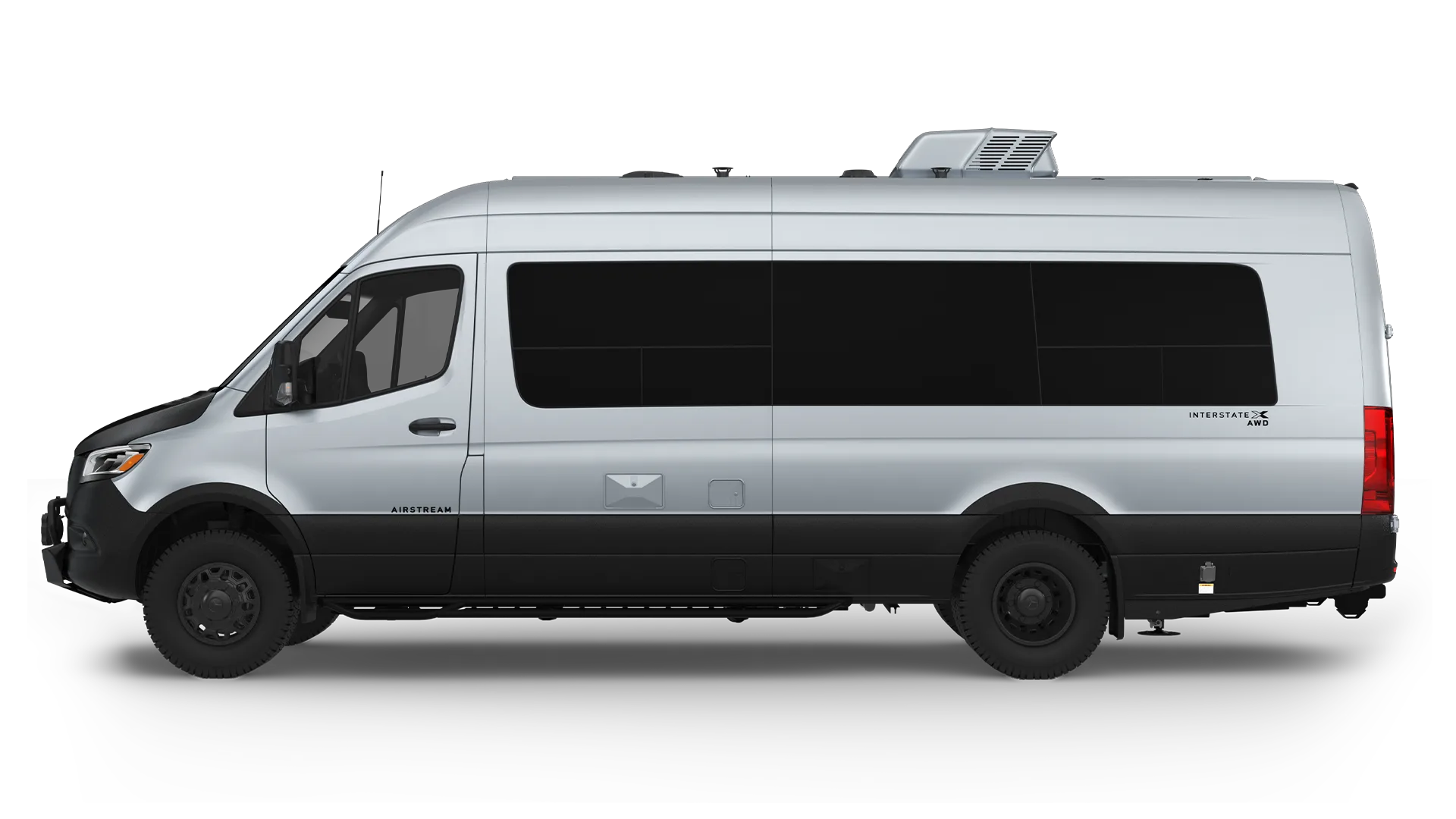 Airstream Interstate 24GTX Reisemobil, Seitenansicht, silber, Mercedes-Sprinter, mit Allrad, Offroad-Elementen und schwarzer Schutzverkleidung.