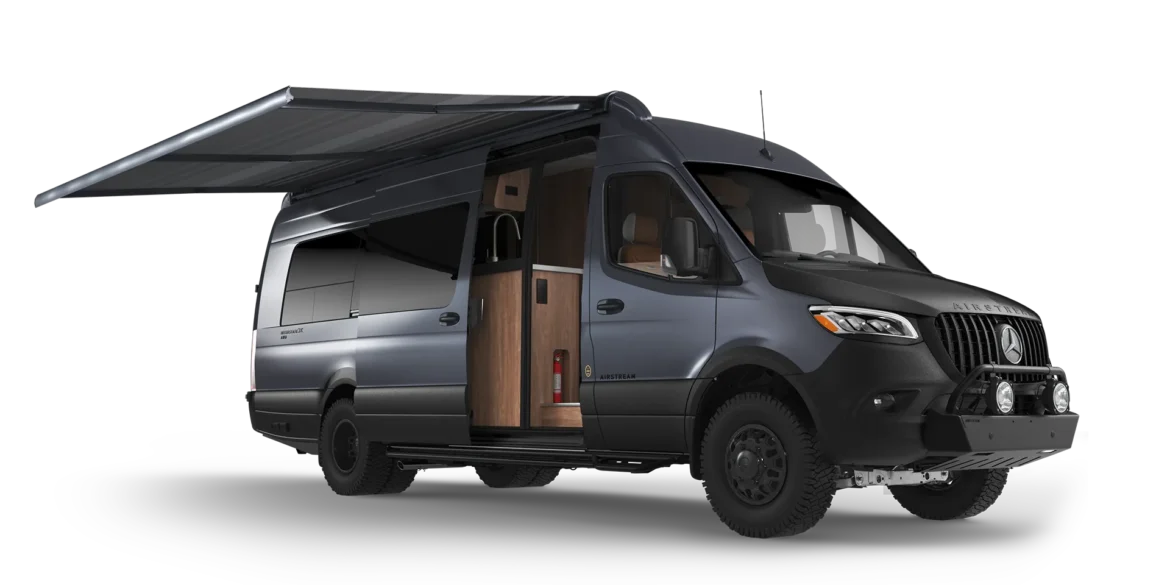 Airstream Interstate 24GTX Reisemobil mit geöffneter Tür und ausgefahrener Markise auf Mercedes-Sprinter 3500 Basis