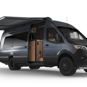 Airstream Interstate 24GTX Reisemobil mit geöffneter Tür und ausgefahrener Markise auf Mercedes-Sprinter 3500 Basis