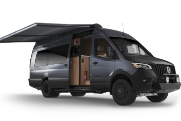 Airstream Interstate 24GTX Reisemobil mit geöffneter Tür und ausgefahrener Markise auf Mercedes-Sprinter 3500 Basis