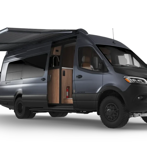 Airstream Interstate 24GTX Reisemobil mit geöffneter Tür und ausgefahrener Markise auf Mercedes-Sprinter 3500 Basis