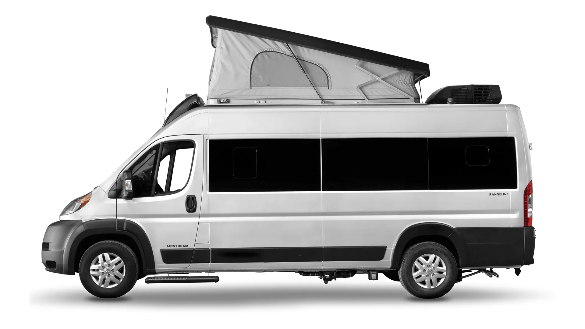 Airstream Rangeline 2026 Camper Van mit geöffnetem Aufstelldach seitlich fotografiert