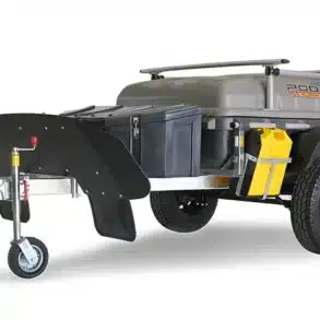 Seitenansicht eines All Roada Pod Trailer mit geschlossener Kunststoffwanne, Reserverad und zusätzlichem Stauraum, geeignet als Transportlösung für Campervans.