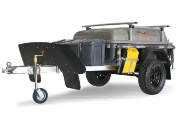 Seitenansicht eines All Roada Pod Trailer mit geschlossener Kunststoffwanne, Reserverad und zusätzlichem Stauraum, geeignet als Transportlösung für Campervans.