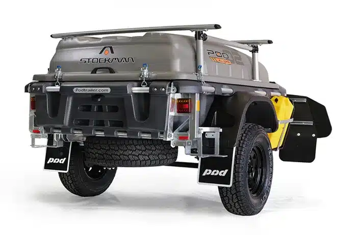 Der All Roada Pod Trailer von hinten, gezeigt als geschlossener Offroad-Anhänger mit Kunststoffwanne und Ersatzrad.