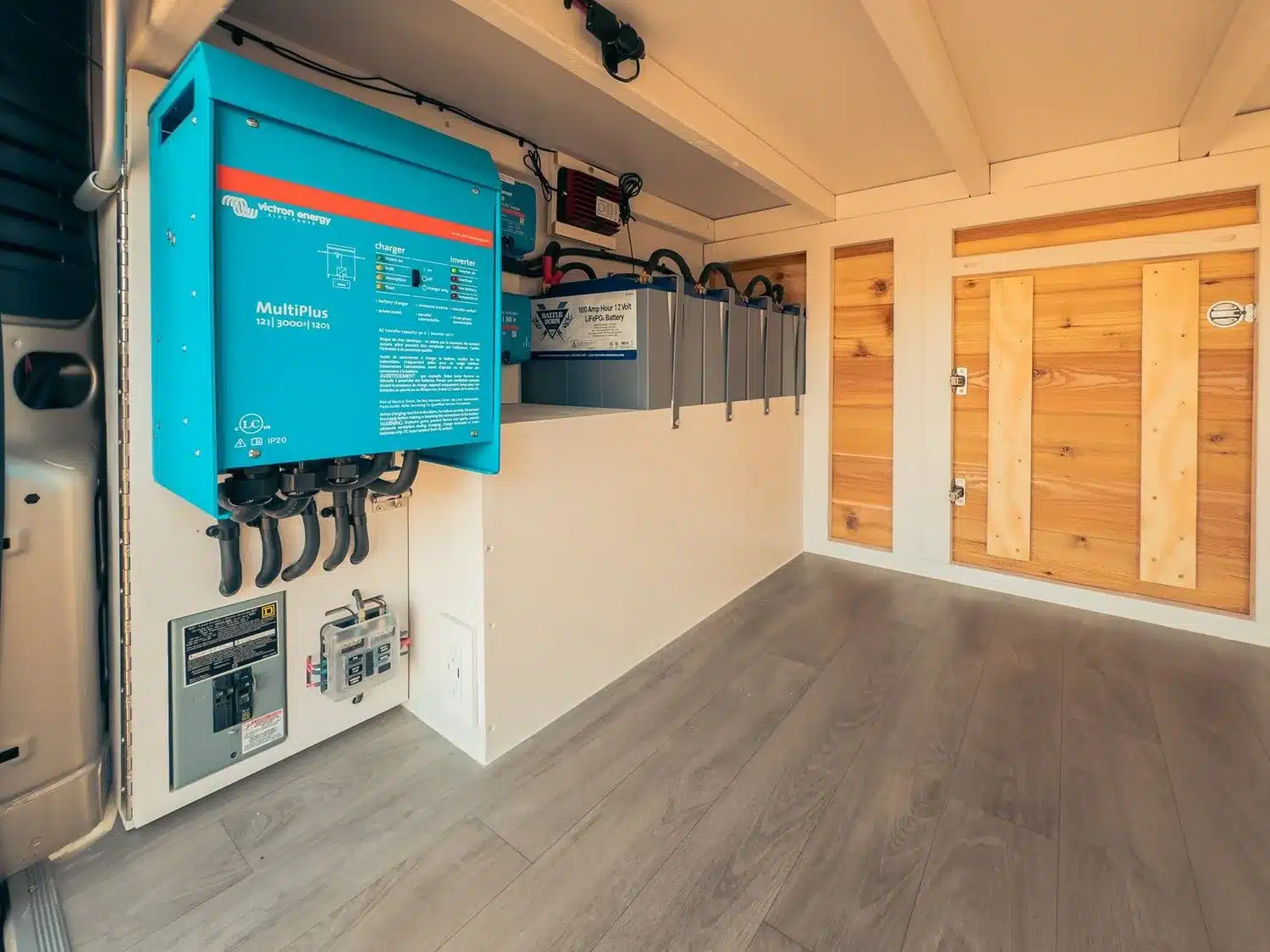 Victron MultiPlus Inverter und Lithium-Batterien in einem modern ausgebauten Kastenwagen, AQUAVAN-System