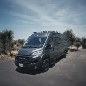 Boho Jean Campervan, geparkt in einer Wüstenlandschaft, RAM Promaster 2500 High Roof, außenansicht