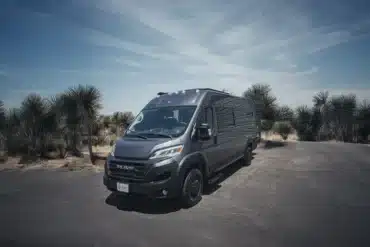 Boho Jean Campervan, geparkt in einer Wüstenlandschaft, RAM Promaster 2500 High Roof, außenansicht