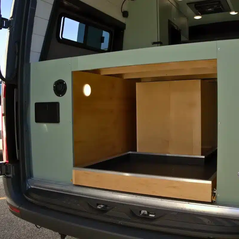Blick in das geöffnete Heck eines Bruce Peninsula Campervans mit ausziehbarem Stauraum-Modul