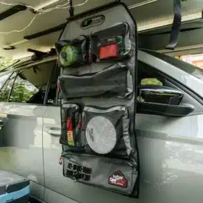 CAMPWERK Taschen-Organizer mit fünf Netzfächern und einer geschlossenen Tasche am Auto, geeignet für Camping und Vanlife.