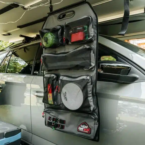 CAMPWERK Taschen-Organizer mit fünf Netzfächern und einer geschlossenen Tasche am Auto, geeignet für Camping und Vanlife.