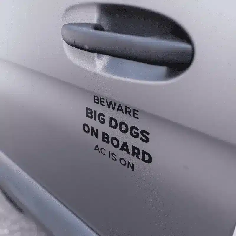 Fahrzeugtür mit Warnaufkleber 'Beware Big Dogs on Board, AC is on'