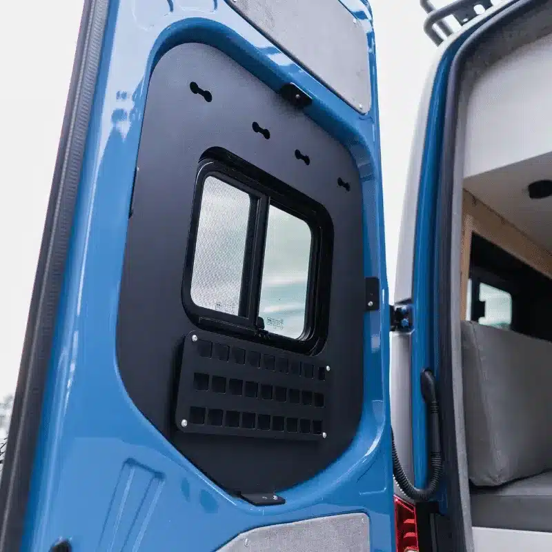 Fenster in der geöffneten Hecktür eines Cape Breton Campervans mit praktischem Ablagefach