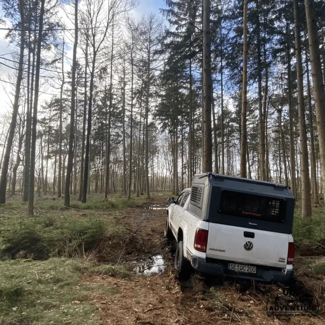 Pick-up mit Capra Camper 3.0 Wohnkabine auf Waldweg im Offroad-Einsatz