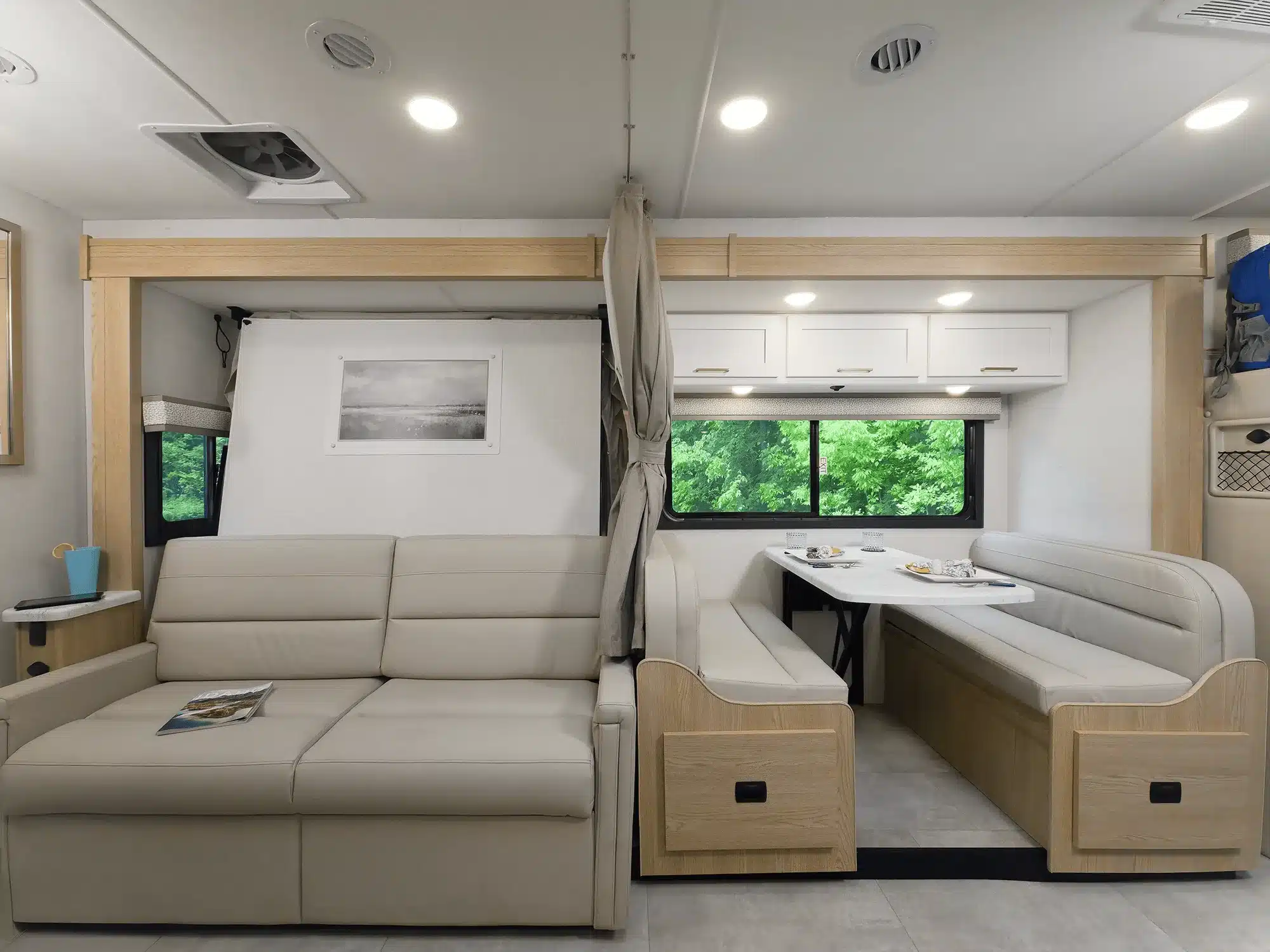 Innenraum des Chateau Sprinter 24LT mit Murphy-Bett, Sofa und Sitzgruppe