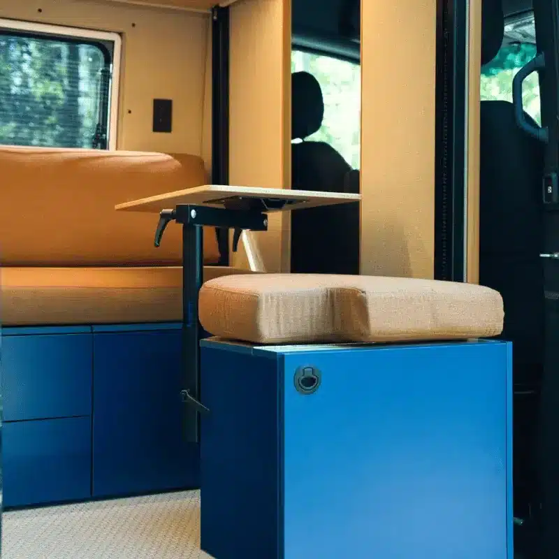 Sitzbank, Stauraum und Tisch im Innenraum eines Copper Falls Campervans