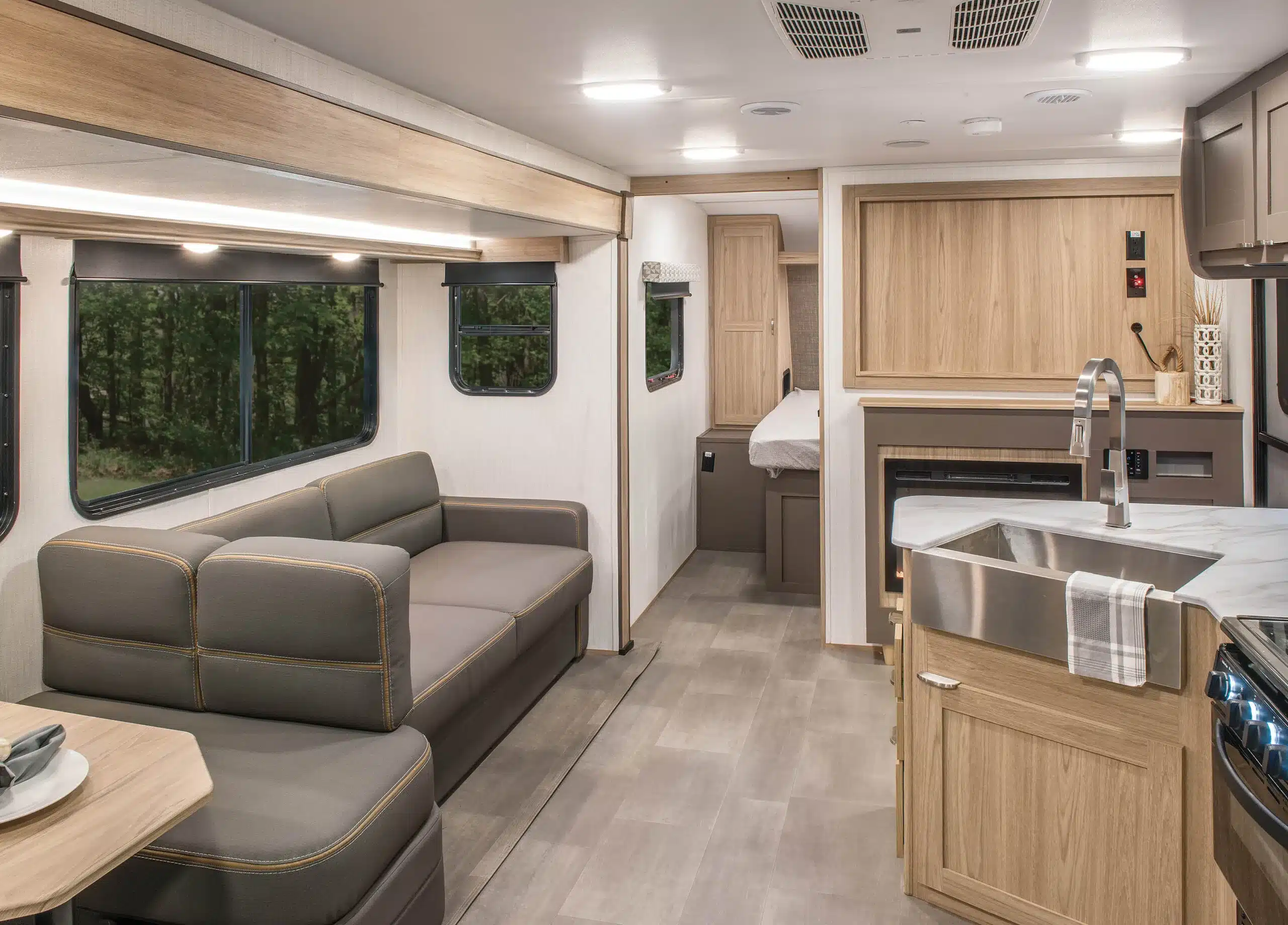 Wohnbereich des Cruiser Avenir Wohnwagens mit LUX Lounge, Küche mit apron front sink und Schlafbereich