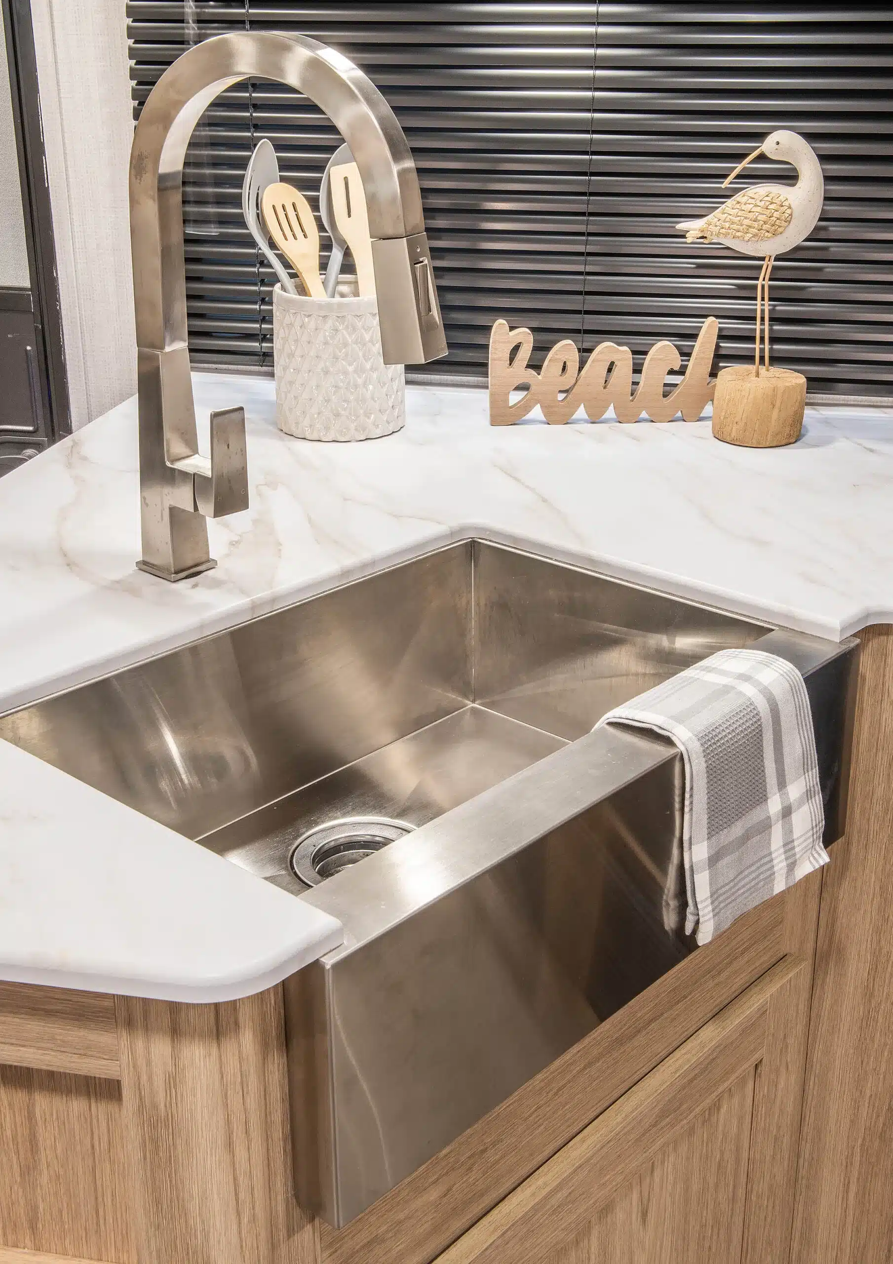 Große Edelstahl-Spüle im Farmhouse-Stil mit moderner Armatur im Wohnwagen Avenir.