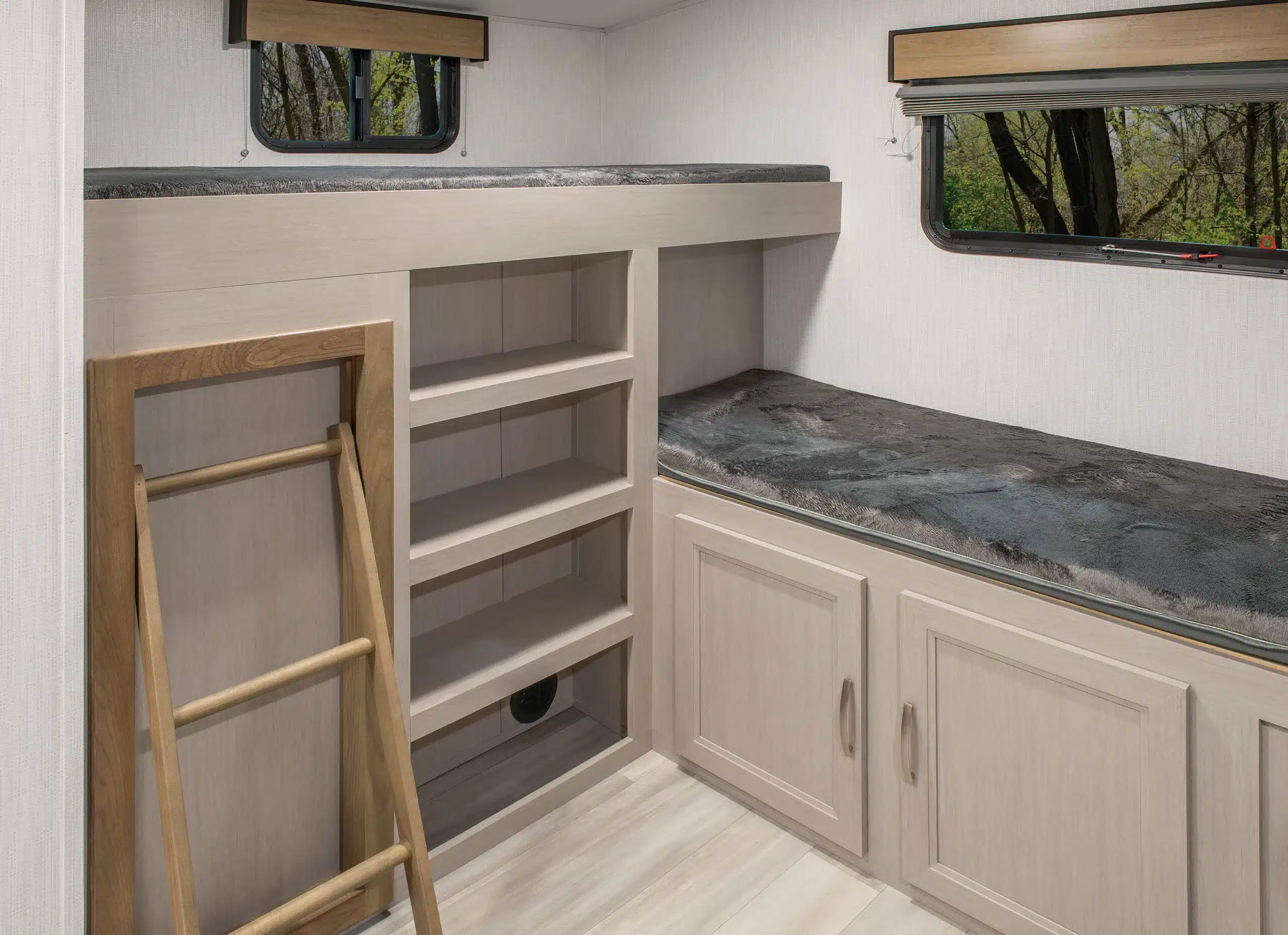 Etagenbett und Regale im Innenraum eines amerikanischen Reiseanhängers Cruiser Embrace EL26RB