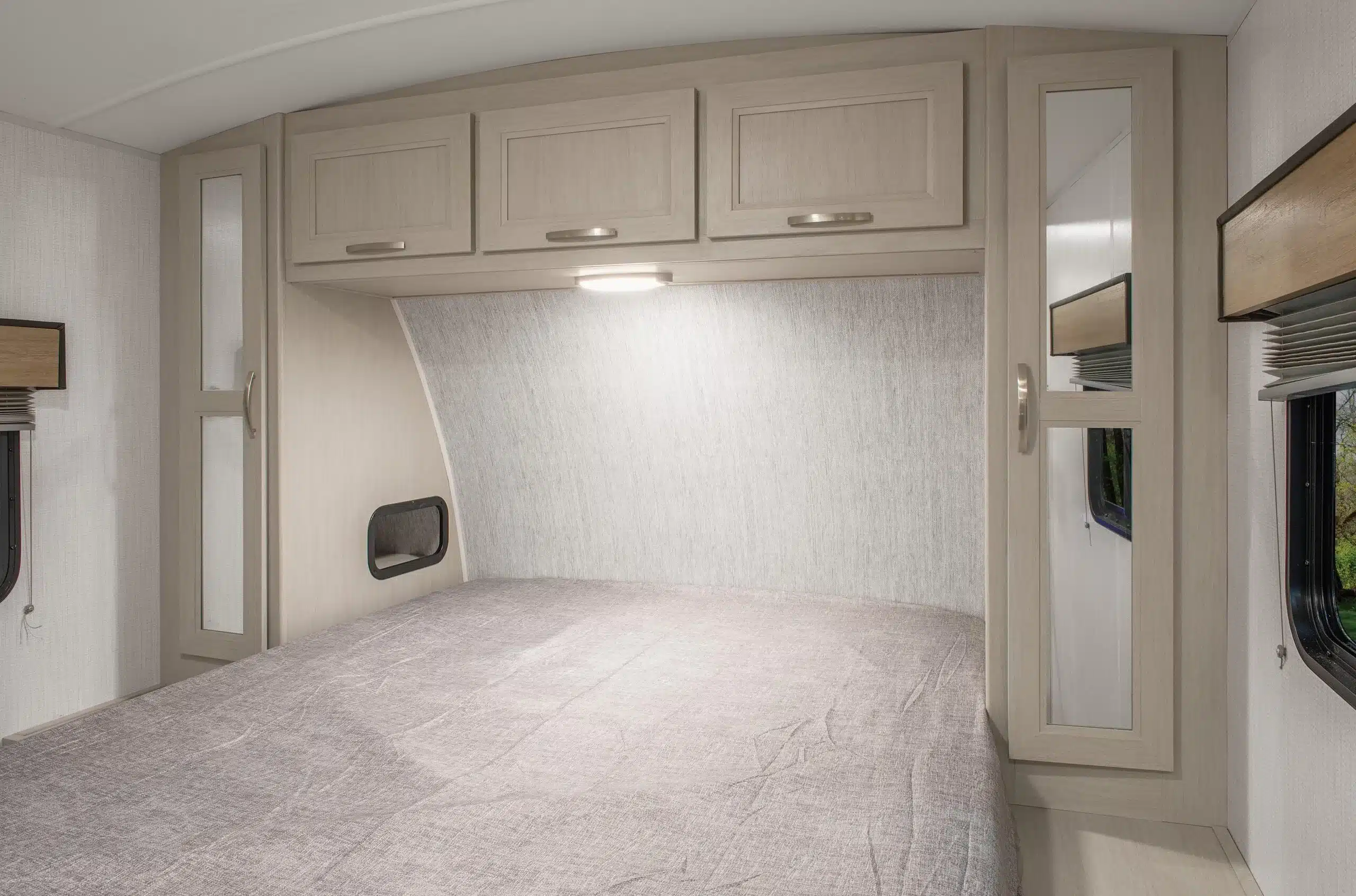 Schlafzimmer mit großem Queensize-Bett und Einbauschränken im Cruiser Embrace EL26RB Reiseanhänger.