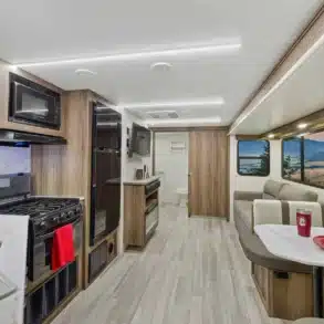 Der geräumige Innenraum des Cruiser RV MPG 2650RB Travel Trailer mit Küche, Sitzecke und weitem Ausblick durch die Panoramafenster.