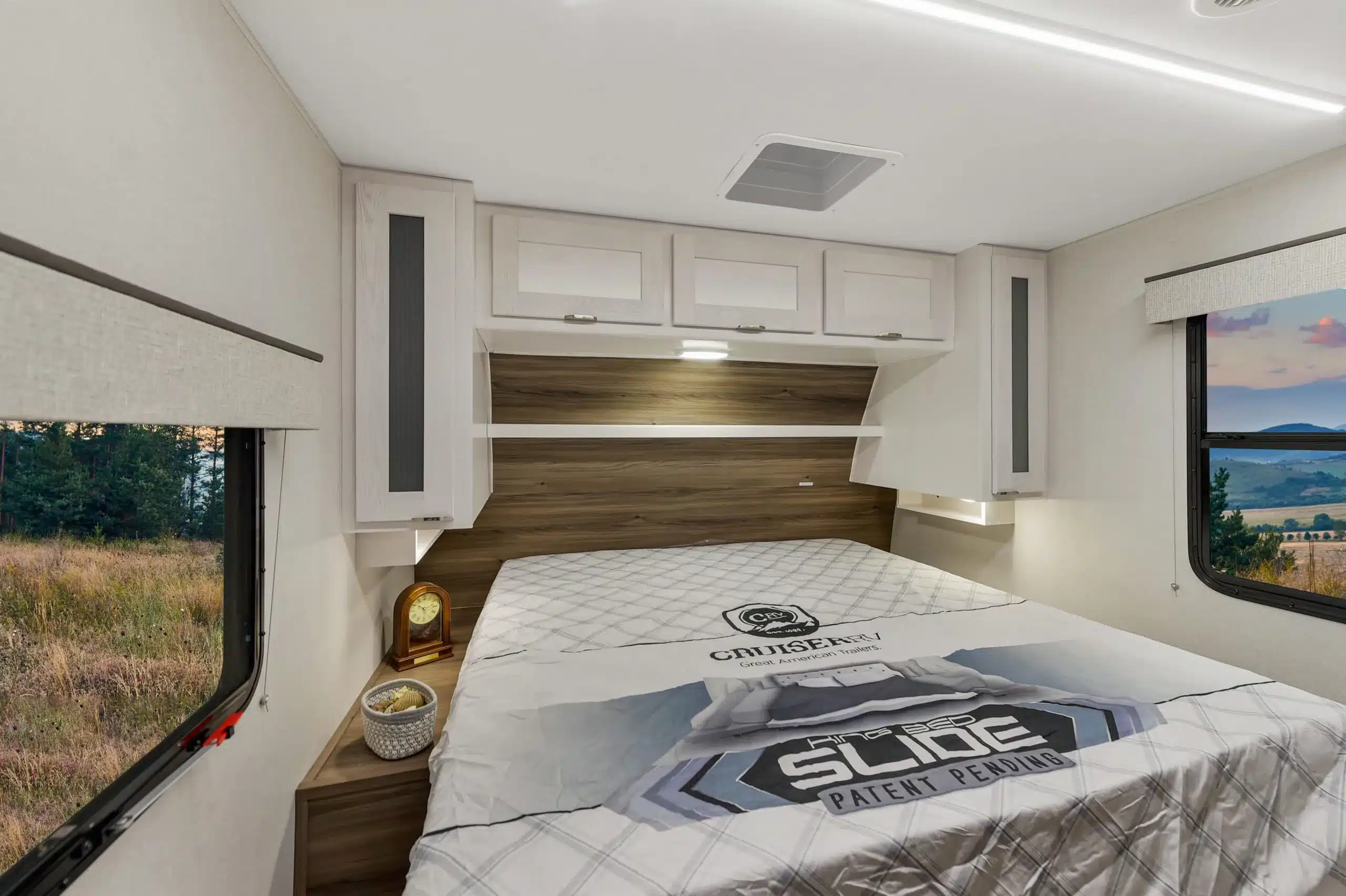 Innenansicht des Schlafbereichs im Cruiser RV MPG 2650RB Travel Trailer mit Fenstern und Stauraum.