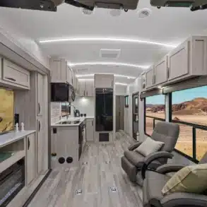 Innenansicht des Cruiser RV Stryker 3018 Toyhaulers mit moderner Einrichtung, Sitzecke und Blick nach draußen