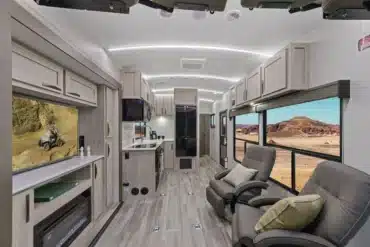 Innenansicht des Cruiser RV Stryker 3018 Toyhaulers mit moderner Einrichtung, Sitzecke und Blick nach draußen