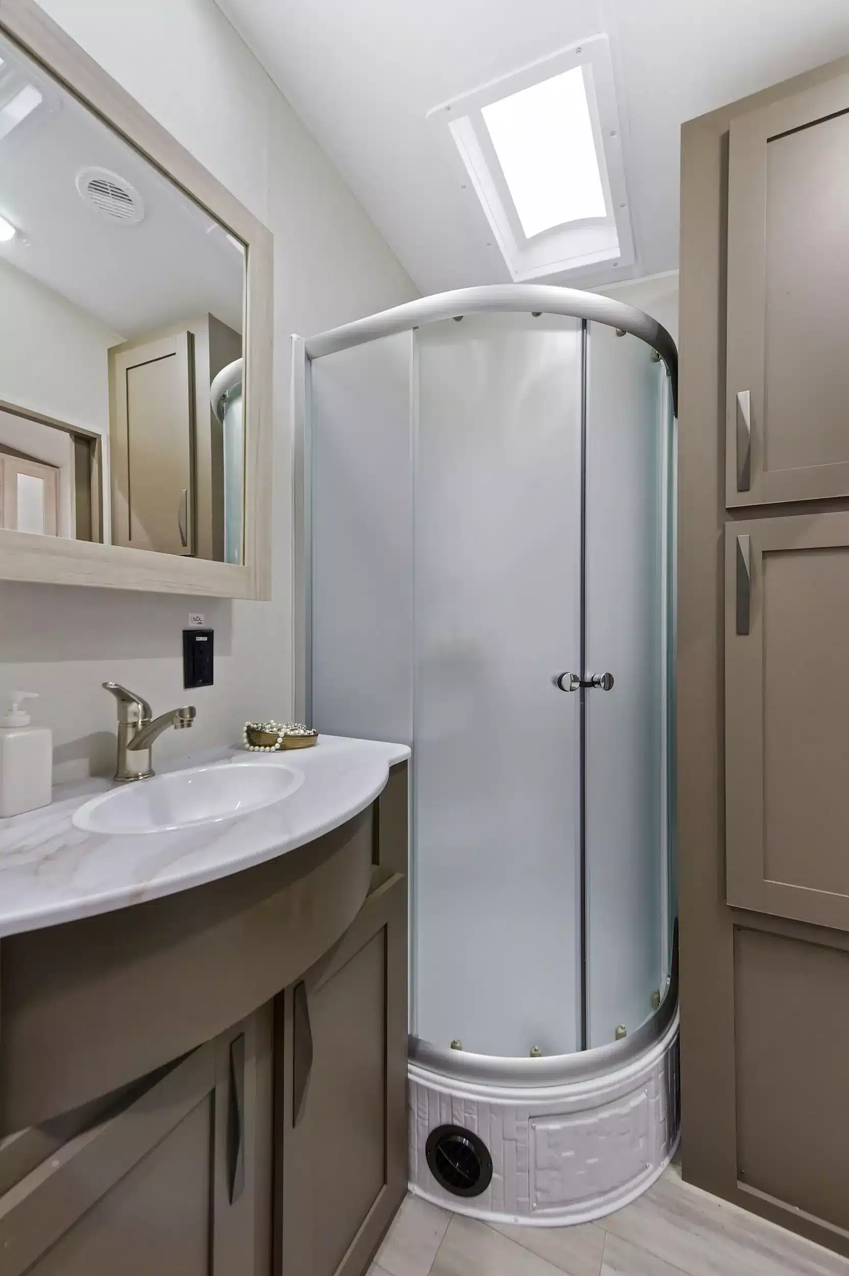 Innenansicht Bad mit Dusche und Waschbecken im Cruiser RV Stryker 3018 Toyhauler