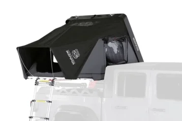 Schwarzes iKamper Skycamp 3.0 Mini Dachzelt aufgeklappt auf einem Pickup mit Leiter.