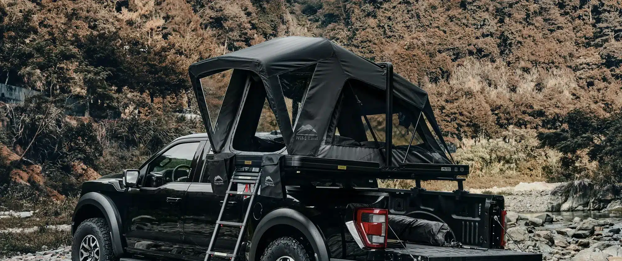 Hartschalen-Dachzelt Summit Explorer 140 montiert auf einem Pickup in natürlicher Umgebung