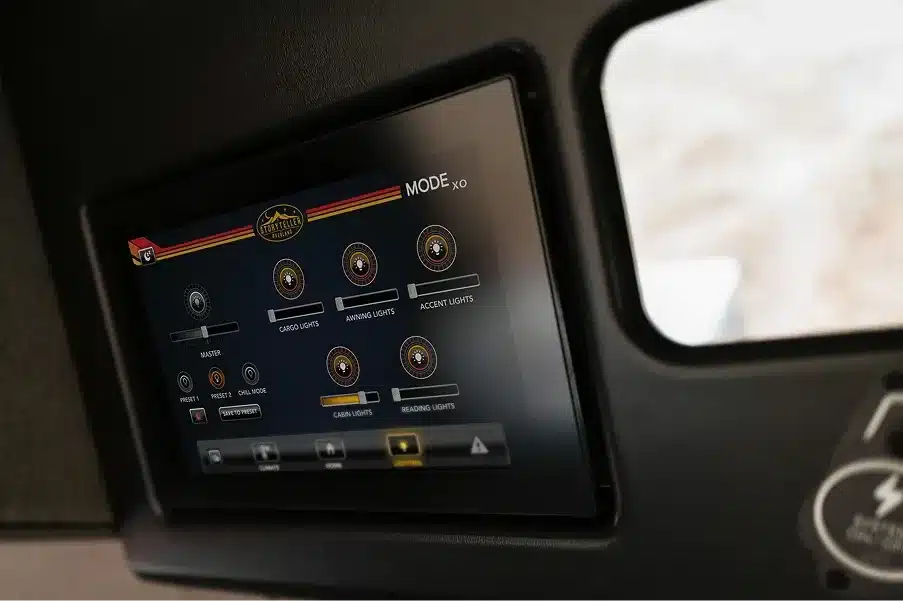 MODEcom Touchscreen-Bedienfeld im Dark MODE XO Campervan für die zentrale Steuerung von Licht und Strom.