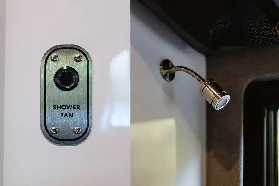 Duschlüfter-Schalter und flexible LED-Leseleuchte im Dark MODE XO Campervan