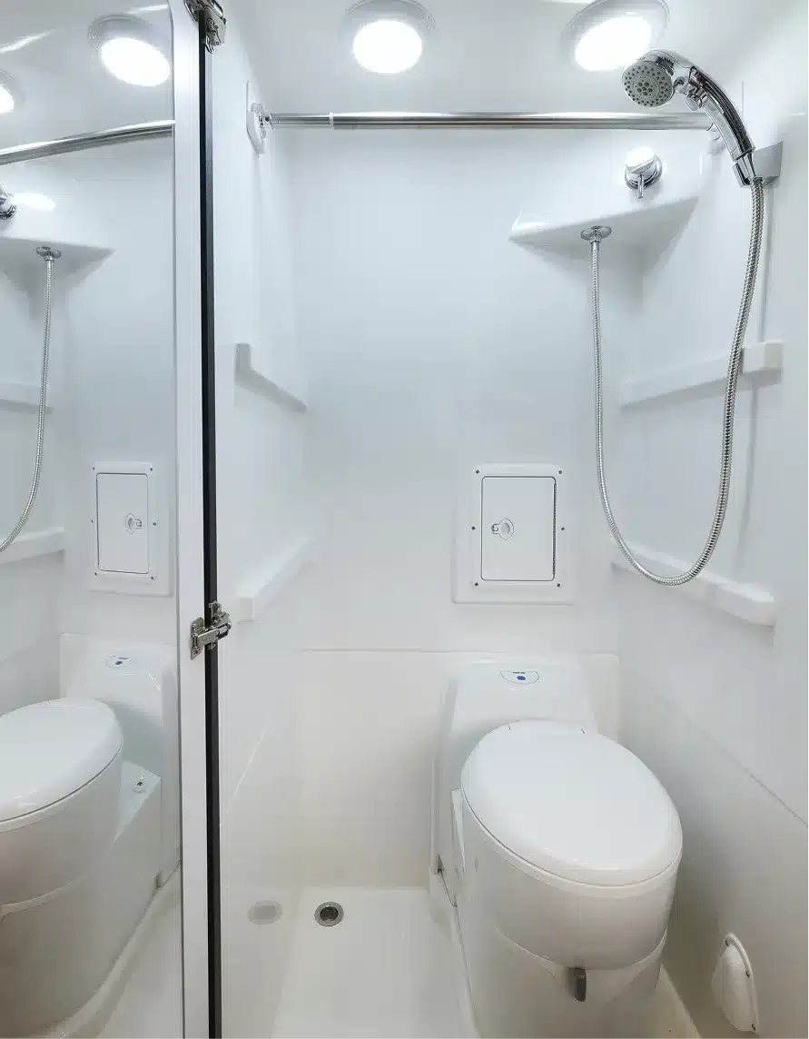 Modernes Badezimmer mit Toilette und Dusche im Dark MODE XO Kastenwagen