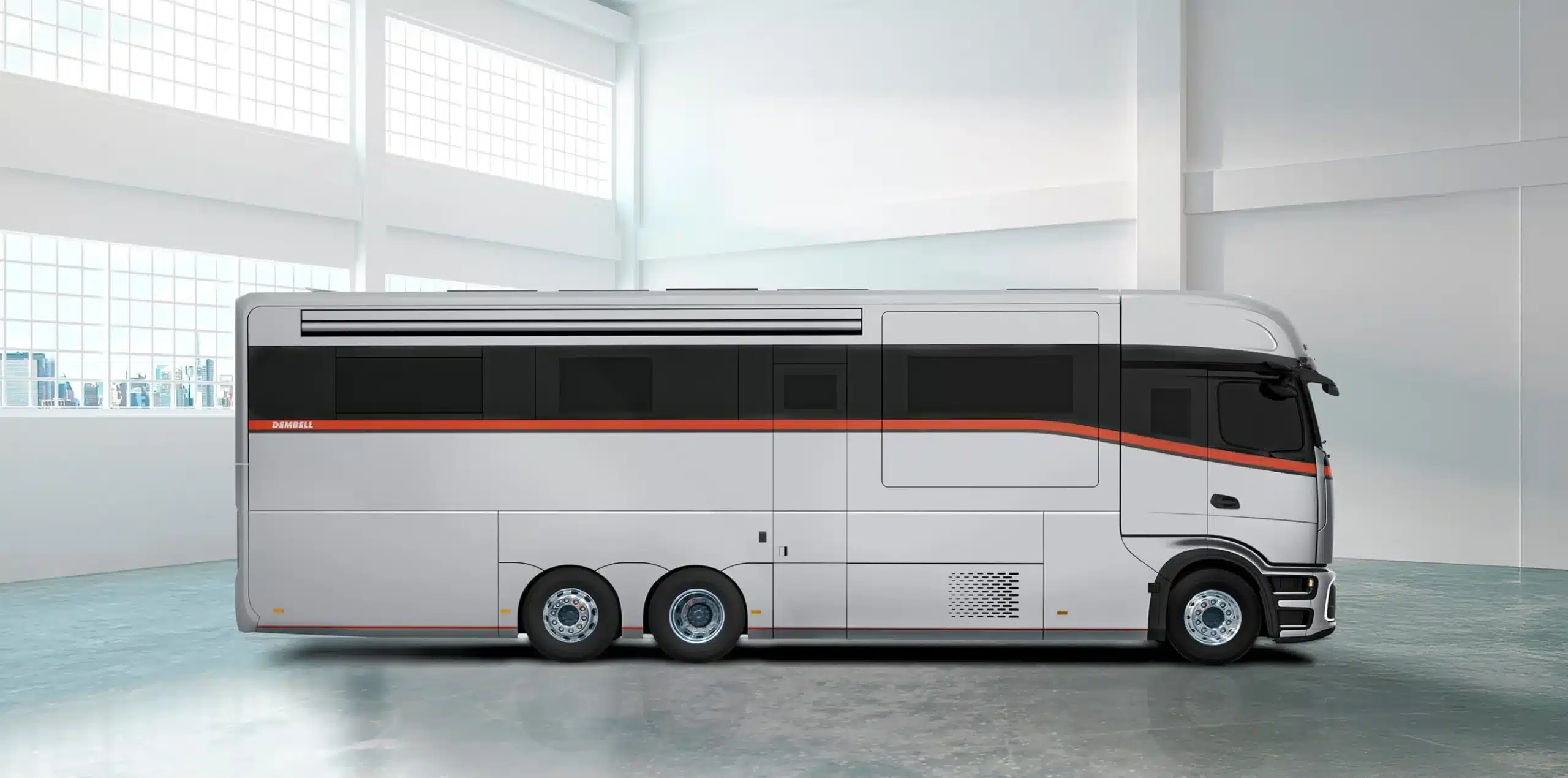 Dembell Smart-Garage Luxusreisemobil auf Basis des Mercedes-Benz Actros Gigaspace in einer hellen Halle, Seitenansicht.