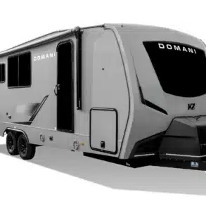 Domani Travel Trailer: moderner amerikanischer Wohnwagen mit aerodynamischem Design, Tandemachse und großen Fenstern.