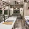 Hochwertig eingerichteter Innenraum des DRV MS Houston Fifth Wheel mit Küche, Sitzecke und Wohnbereich.