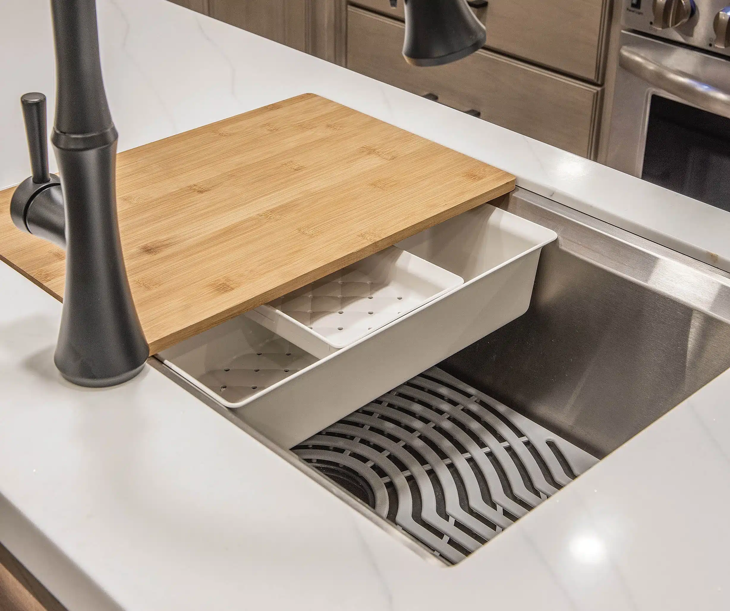 Detailansicht einer hochwertigen Küchenspüle mit Schneidebrett und Multifunktionseinsatz im Fifth-Wheel-Modell MS Houston von DRV Luxury Suites