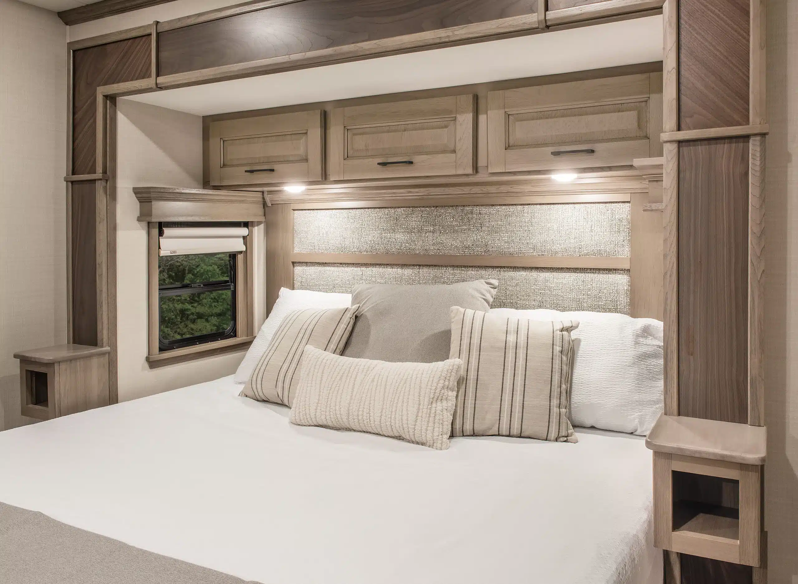 Geräumiges King-Size-Bett mit mehreren Kissen im eleganten Schlafzimmer des MS Houston Fifth Wheel.