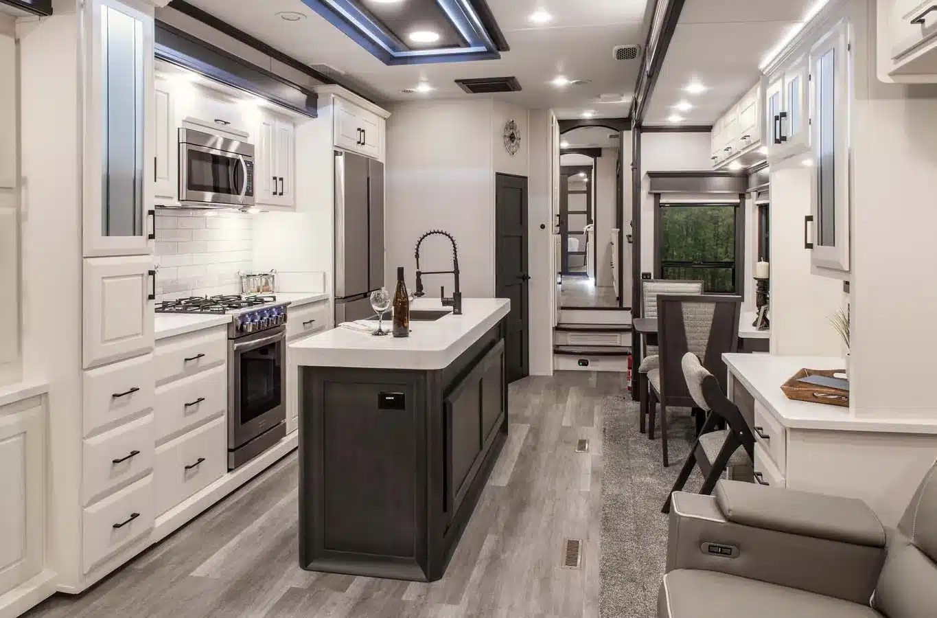 Innenansicht des DRV MS Houston Fifth Wheel mit hochwertiger Küche, Essbereich und Wohnraum.