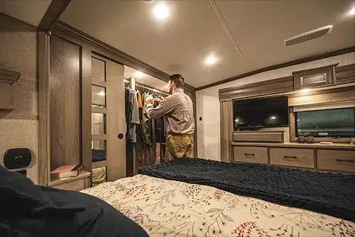 Innenansicht des Schlafzimmers im DRV Suites LX455 mit begehbarem Kleiderschrank und hochwertiger Ausstattung.