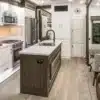 Moderne, luxuriöse Küche mit Kücheninsel und Essbereich im DRV Suites MS 36RSSB3 Wohnmobil.