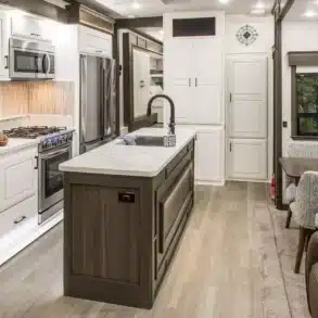 Moderne, luxuriöse Küche mit Kücheninsel und Essbereich im DRV Suites MS 36RSSB3 Wohnmobil.