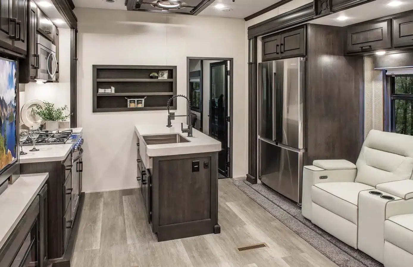Wohnküche im DRV Suites MX450: moderne Küchenzeile mit großem Kühlschrank, Vinylboden und komfortabler Sitzecke.