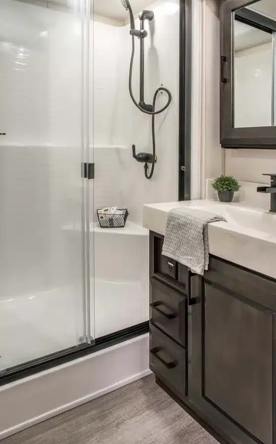 Badezimmer mit großer Dusche, Spiegel und Waschbecken im DRV Suites MX450 Wohnmobil